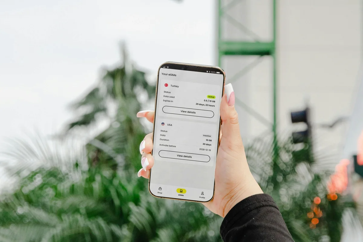 Aplikacja flotowa na smartfon przy dystrybutorze paliwa